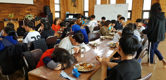 식당에서 점심을 먹고 있는 학생들.