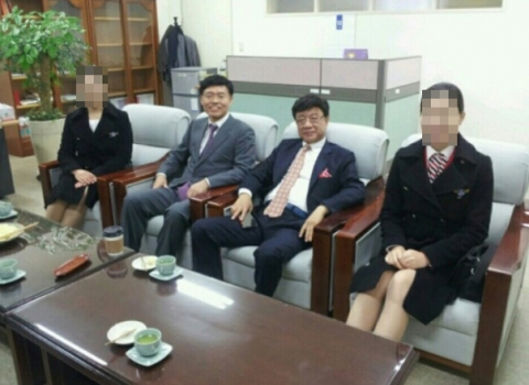 최교일 한국당 의원(왼쪽에서 두 번째)과 최성해 동양대 총장 [블로그 INVEN=온라인 커뮤니티 캡처]