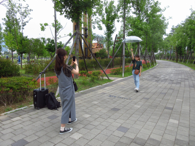 일본인 관광객들이 BTS 뷔 로드에서 기념 촬영을 하고 있다. 부산시민공원 제공