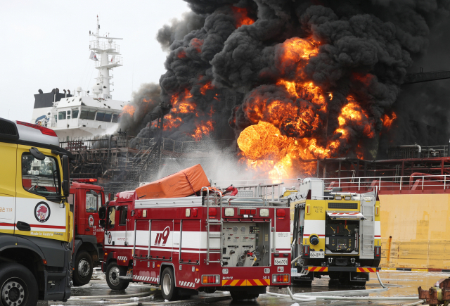 28일 오전 울산시 동구 염포부두에 정박한 선박에서 폭발로 인한 화재가 발생해 불길이 치솟고 있다. 연합뉴스
