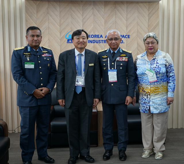 안현호 kai 사장이 서울 ADEX에서 말레이시아 국방부관계자들과 면담하는 등 글로벌 행보를 시작했다. KAI 제공