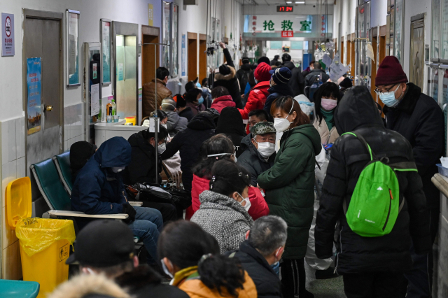마스크를 쓴 환자들이 25일 중국 우한 적십자병원 복도에 몰려들어 검진 차례를 기다리고 있다. 연합뉴스