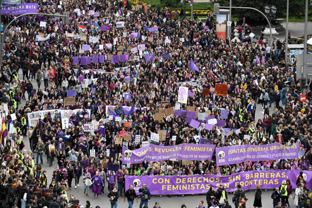 지난 8일(현지시각) 스페인 마드리드에서 열린 세계 여성의 날 집회에서 사람들이 행진하고 있다. AFP연합뉴스