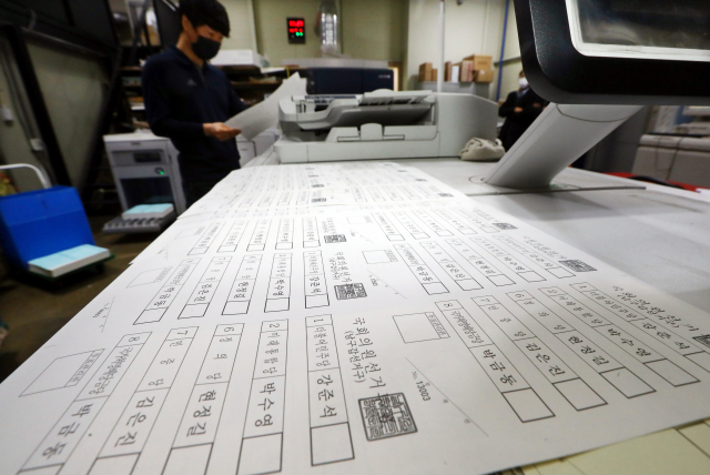 4·15 총선을 9일 앞둔 6일 부산 부산진구의 한 인쇄소에서 직원이 투표용지 인쇄 상태를 점검하고 있다. 정종회 기자 jjh@