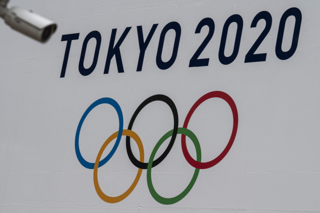 지난 4 월 13일 도쿄 도청 벽에 걸린 2020 도쿄 올림픽 배너. AFP연합뉴스