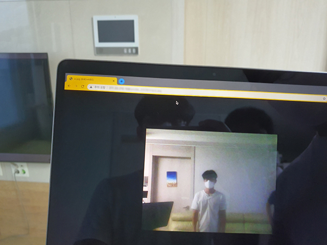 지난 21일 경남 한 아파트에서 홈네트워크 해킹으로 아파트 내부를 확인하는 모습. 김성현 기자