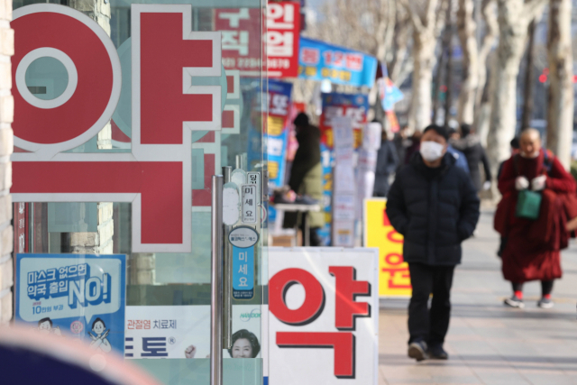 오미크론 변이 바이러스가 확산하고 있는 9일 오후 시민들이 서울 종로5가 약국거리를 오가고 있다. 연합뉴스