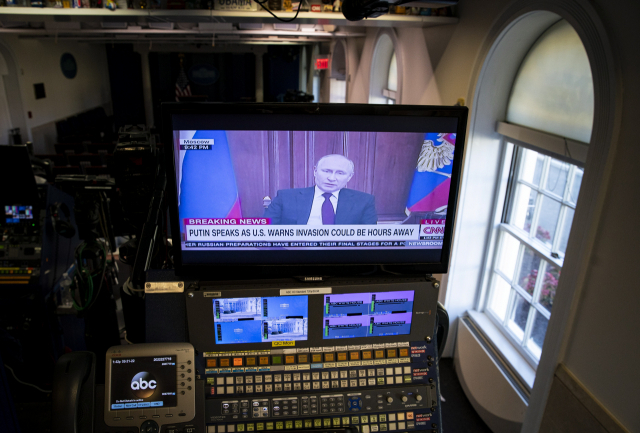21일(현지시간) 미국 워싱턴DC의 백악관 브리핑룸 TV 화면에 대국민 담화를 하는 블라디미르 푸틴 러시아 대통령이 비친다. AP연합뉴스