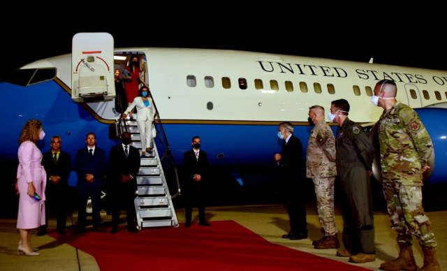 미국 권력서열 3위인 낸시 펠로시 하원의장이 3일 오후 경기 오산 미 공군기지에 도착해 필립 골드버그 주한미국 대사, 폴 라카메라 주한미군사령관의 영접을 받고 있다. 연합뉴스
