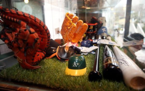 식당 한쪽에는 이대호 배트, 강민호 글러브 등 각종 야구 용품이 전시돼 있다. 정종회 기자