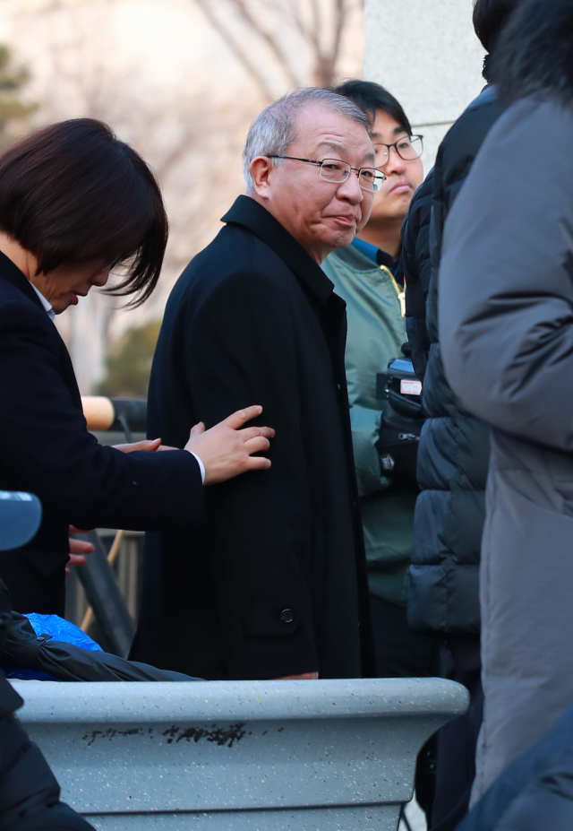 양승태 전 대법원장이 지난 11일 오전 서울 서초동 대법원 앞에서 사법행정권 남용 의혹 관련 피의자 신분으로 검찰에 출석하기 전 입장을 밝히기 위해 차에서 내려 취재진을 바라보고 있다. 연합뉴스