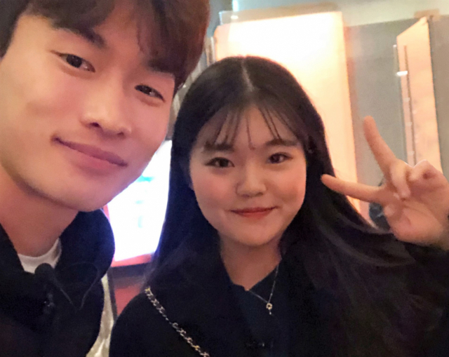 부산아이파크의 김문환이 팬 최민채 씨와 부산 해운대에서 데이트 이벤트를 가지며 기념사진을 찍었다. 부산아이파크 제공