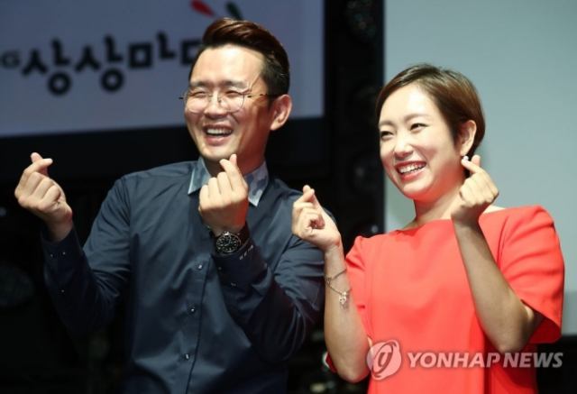 개그맨 윤형빈·정경미 부부가 지난해 서울 마포구 상상마당에서 열린 개그 페스티벌 '코미디위크 인 홍대' 기자간담회에서 포즈를 취하고 있다. 연합뉴스