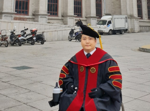 전신마비 재활 후 경희대 응용예술 박사과정 졸업한 더크로스 김혁건. (본인 제공=연합뉴스)