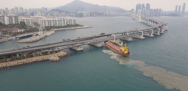 28일 오후 4시15분께 대형 화물선이 부산 광안대교 하판 구조물을 들이받는 사고가 발생했다. 사고 화물선이 광안대교 구조물 사이에 끼어 있다. 독자 제공