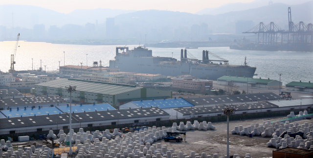 주한미군이 올해도 예산을 들여 부산 남구 부산항 8부두에 주피터 프로젝트를 강행하는 것으로 알려져 파장이 일고 있다. 사진은 주피터 프로젝트가 진행되고 있는 부산항 8부두 일대 전경. 정종회 기자 jjh@