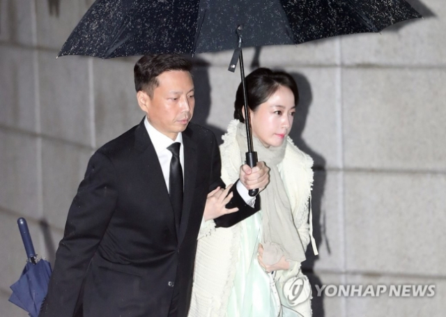 정대선 현대 비엔스앤씨 사장과 부인 노현정 전 아나운서가 고 정주영 현대그룹 명예회장의 18주기 제사에 참석하기 위해 20일 서울 용산구 한남동 정몽구 현대자동차그룹 회장 자택에 들어서고 있다.연합뉴스.
