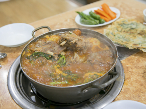 '2TV 생생정보' 산더미우거지뼈다귀탕, 응암동 원조이화감자국…전설의맛[오늘방송맛집] (사진=포털사이트 업체등록사진)