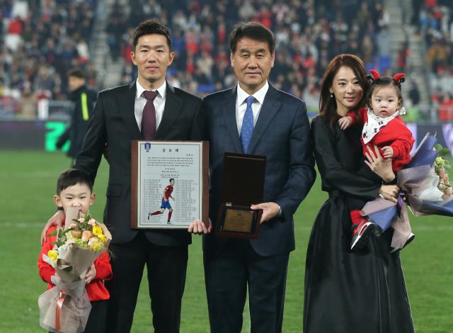 22일 오후 울산 문수축구경기장에서 열린 대한민국 남자 축구대표팀과 볼리비아의 평가전 하프타임에 김정우가 국가대표 은퇴식을 하고 있다. 연합뉴스