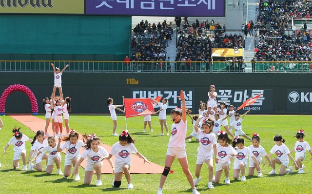어린이 치어리더 슈팅스타의 공연 장면. 롯데 자이언츠 제공