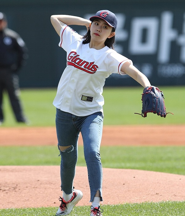 시구를 하는 김소혜. 롯데 자이언츠 제공