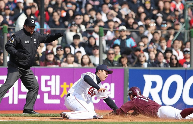 롯데 한동희가 3회 3루로 뛰어 오는 서건창을 태그하려다 공을 놓치고 있다. 롯데 자이언츠 제공