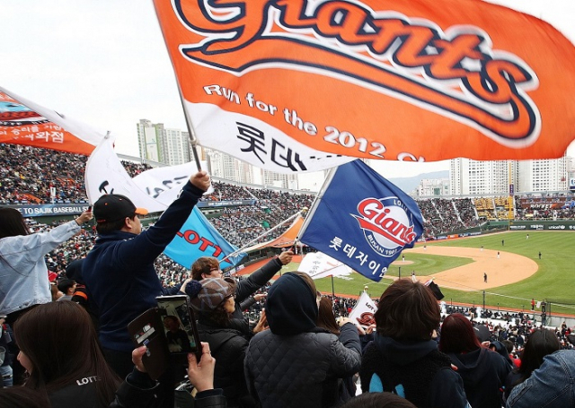 사직야구장을 찾은 팬들이 응원전을 펼치고 있다. 롯데 자이언츠 제공