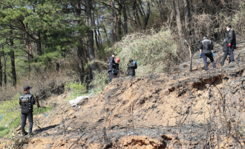 3일 오후 부산 해운대구 반송동 한 요양원 인근 운봉산 화재 최초 발화지점에서 경찰, 소방, 부산시청, 산림청이 합동으로 화재 감식작업을 벌이고 있다. 김경현 기자 view@