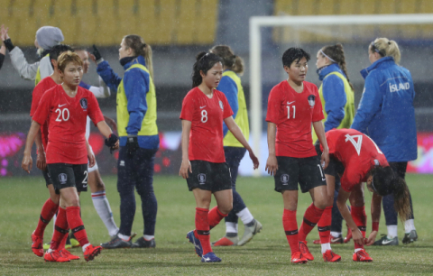 9일 오후 강원 춘천송암스포츠타운에서 열린 여자축구대표팀 2차 평가전 한국과 아이슬란드의 경기가 끝나고 한국 지소연 등 선수들이 경기장을 나서고 있다. 연합뉴스