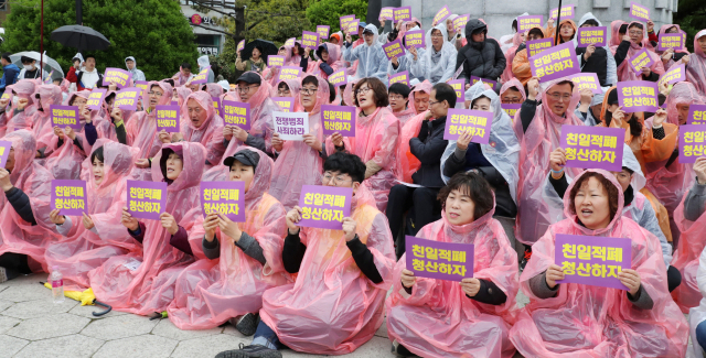 강제징용노동자상 기습철거와 관련해 시민단체들이 14일 오후 부산 동구 정발장군동상 앞에서 규탄집회를 갖고 있다. 강선배 기자 ksun@