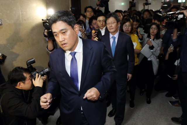 바른미래당 유승민과 오신환 의원이 25일 오후 사개특위 논의가 진행중인 국회 운영위원장실로 향하고 있다. 연합뉴스