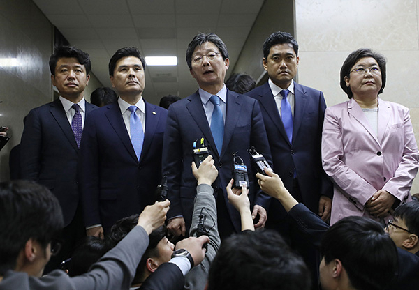 바른미래당 유승민 의원(가운데)이 25일 오후 국회 운영위원장실 앞에서 권은희 의원의 사개특위 위원 사보임에 대한 입장을 말하고 있다. 연합뉴스