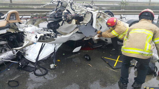 29일 오전 추돌사고로 두동강 난 포르쉐 차량. 울산경찰청 제공.