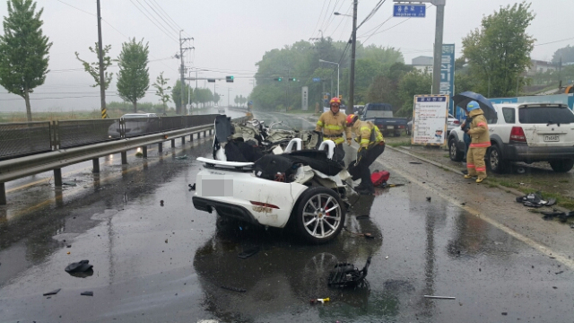 29일 오전 추돌사고로 두동강 난 포르쉐 차량. 울산경찰청 제공.