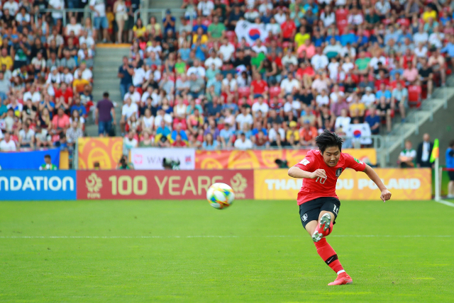 15일 오후(현지시간) 폴란드 우치 경기장에서 열릴 2019 국제축구연맹(FIFA) 20세 이하(U-20) 월드컵 결승에서 이강인이 전반 크로스를 올리고 있다. 연합뉴스