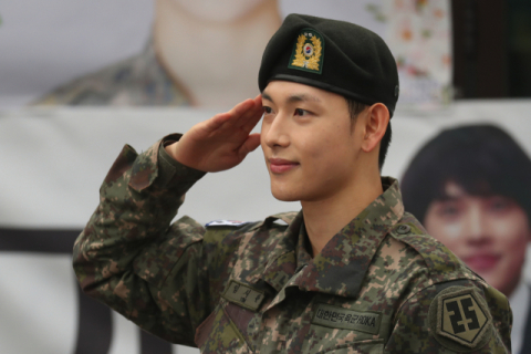 배우 임시완이 전역을 축하하는 팬들에게 경례하고 있다. (사진=연합뉴스)