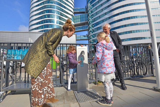 네덜란드는 강 유역 기업들이 새로운 화학물질을 개발할 때마다 해당 물질에 대해 공개하는 제도를 확립해 취수원인 라인강을 보호하고 있다. 네덜란드 암스테르담 시민들이 음수대에서 수돗물을 병에 담는 모습. 워너텟 정수장 제공