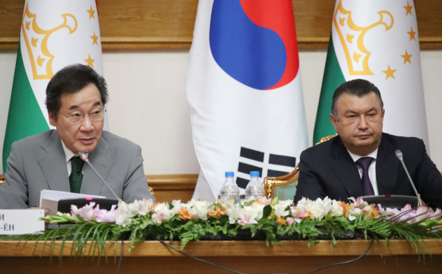 이낙연 국무총리가 16일(현지시간) 타지키스탄 수도인 두샨베의 대통령실에서 코히르 라술조다 총리와 공동 언론발표를 하고 있다. 연합뉴스