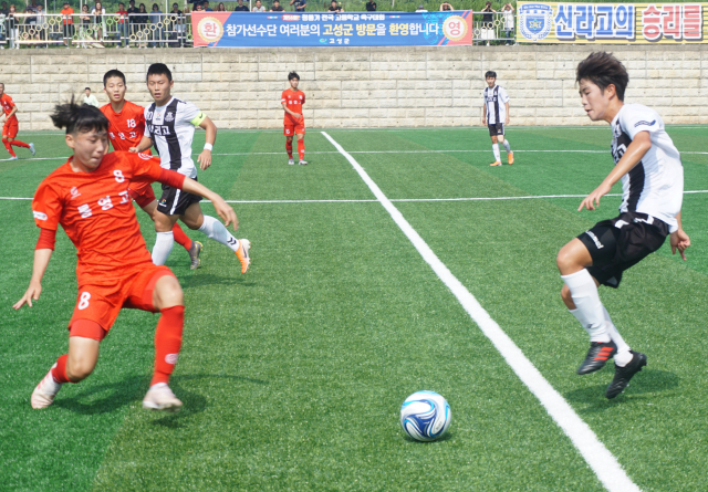 22일 경남 고성군 스포츠타운 1구장에서 열린 제56회 청룡기 전국고교 축구대회 조별리그 예선 1차전에서 경남 통영고와 전북 이리고 선수들이 공을 다투고 있다. 경남 고성군 제공