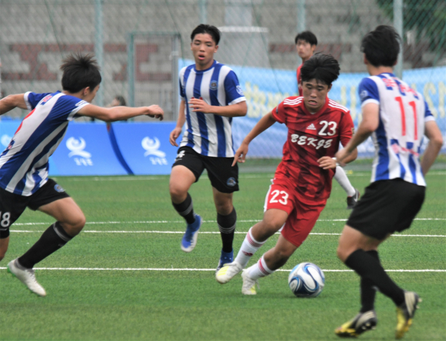 백제고 양정배가 24일 경남 고성군 스포츠타운에서 열린 제56회 청룡기 전국고교축구대회 서해고전에서 상대 수비수 사이로 드리블하고 있다. 서해고가 6-0으로 이겼다. 부산시축구협회 제공