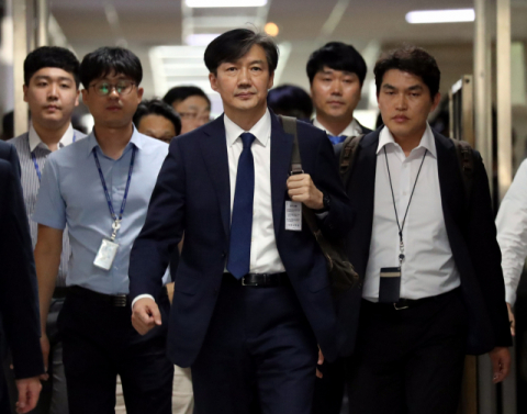 조국 법무부 장관 후보자가 2일 오후 서울 여의도 국회에 기자회견을 하기 위해 도착해 대기실로 향하고 있다. 연합뉴스