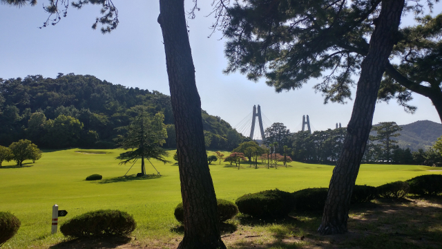 연리지 공원으로 이름이 바뀐 옛 골프장. 멀리 보이는 경호원 숙소 옆에 대통령 별장이 들어서 있다．