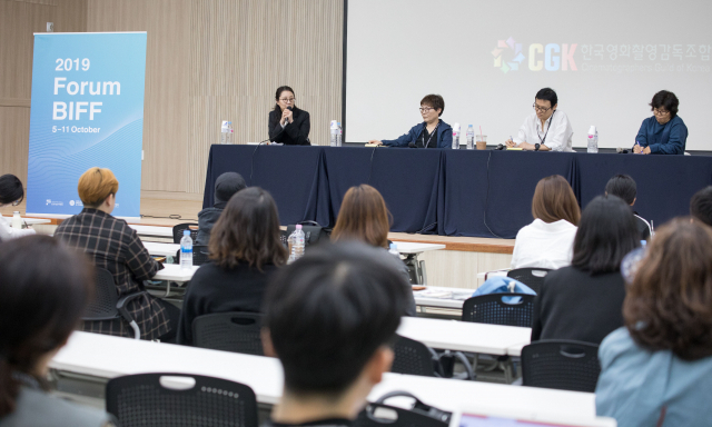 8일 오후 영상산업센터 11층에서 열린 ‘한국 여성 촬영감독 서사 in CGK’는 현역 여성 촬영감독들이 차세대 여성 영화인들에게 경험에서 우려난 조언을 아끼지 않는 의미 있는 자리였다. 행사에 참여한 김선령 엄혜정 이선영 촬영감독(왼쪽 두번째부터). 심유림 인턴기자