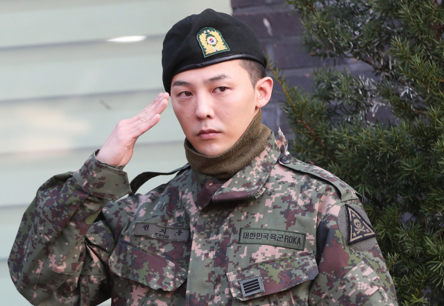 군 복무를 마친 그룹 빅뱅의 지드래곤(본명 권지용·31)이 26일 오전 경기도 용인시 지상작전사령부에서 나와 경례를 하고 있다. 지난해 2월 27일 현역 입대한 지드래곤은 강원도 철원 육군 3사단 백골부대 포병연대에서 복무했으나 아프리카돼지열병 방역을 위해 경기도 용인 지상작전사령부에서 전역했다. 연합뉴스
