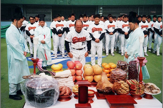 2003 한국프로야구 롯데자이언츠 선수단 승리 기원 고사 롯데는 개막에 앞서 2003년4월3일 낮12시 사직야구장에서 이근수 사장, 이상구 단장, 백인천 감독과 선수, 프론트 직원 등이 참석한 가운데 2003시즌 승리 기원식을 갖고 올 한해 구단의 안녕과 팀의 승리를 기원했다. 2003.04.10 부산일보DB