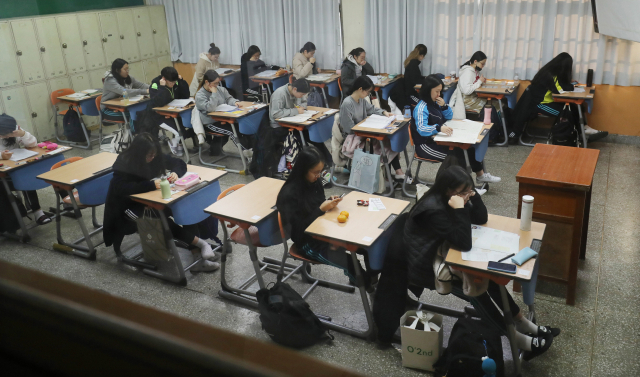 2020 대입 수학능력시험일인 14일 오전 부산 연제구 이사벨고등학교에서 수험생들이 입실해 시험 준비를 하고 있다. 강선배 기자 ksun@