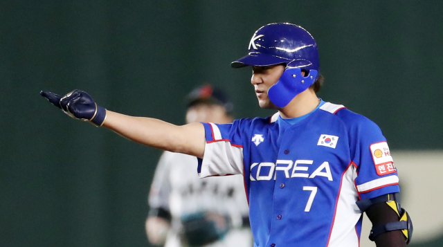 16일 일본 도쿄돔에서 열린 2019 세계야구소프트볼연맹(WBSC) 프리미어12 슈퍼라운드 한국과 일본의 경기. 4회 초 투아웃 주자 2,3루 상황 한국 김상수가 주자일소 2루타를 날리고 환호하고 있다. 연합뉴스