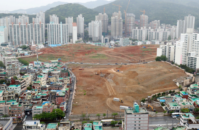 ‘래미안’ 브랜드의 삼성물산이 5년여 만에 부산 지역 재개발·재건축사업 수주전에 모습을 드러내고 있다. 업계 1위 삼성물산이 시공권을 확보하는 곳이 어디일지 관심이 높다. 삼성물산이 시공하는 연지2구역 재개발 부지의 올 6월 일반 분양 당시 모습. 부산일보DB