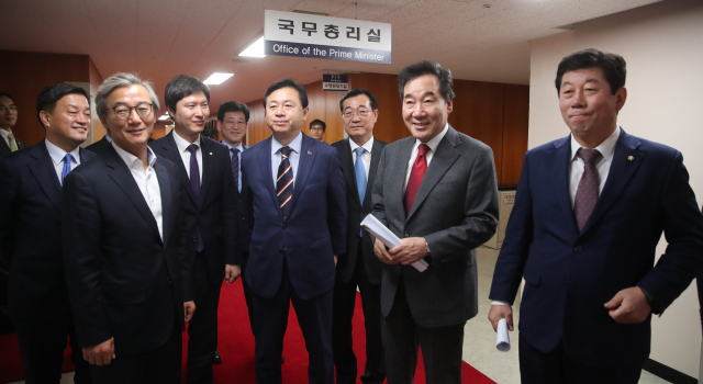 민주당 PK 의원들이 18일 이낙연 총리와 면담 뒤 인사를 나누고 있다. 왼쪽부터 윤준호·전재수·김해영·김정호·김영춘·민홍철 의원, 이낙연 총리, 박재호 의원. 김종호 기자 kimjh@