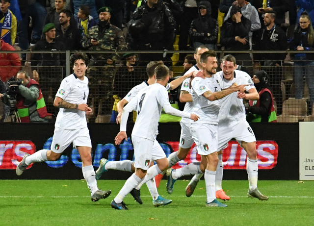 이탈리아 축구대표팀이 19일(한국시간) 아르메니아와의 유로 2020 예선 조별리그 J조 10차전 홈 경기에서 골을 넣고 기뻐하고 있다. AFP연합뉴스